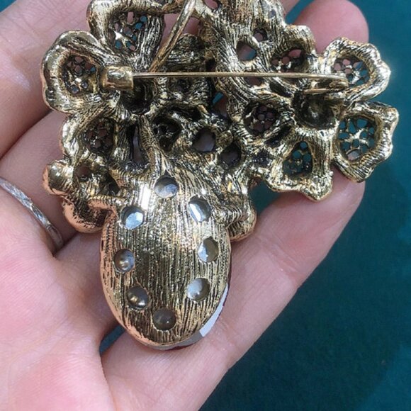 Flower Shape Crystal Decorated Brooch - Picture 2 of 3